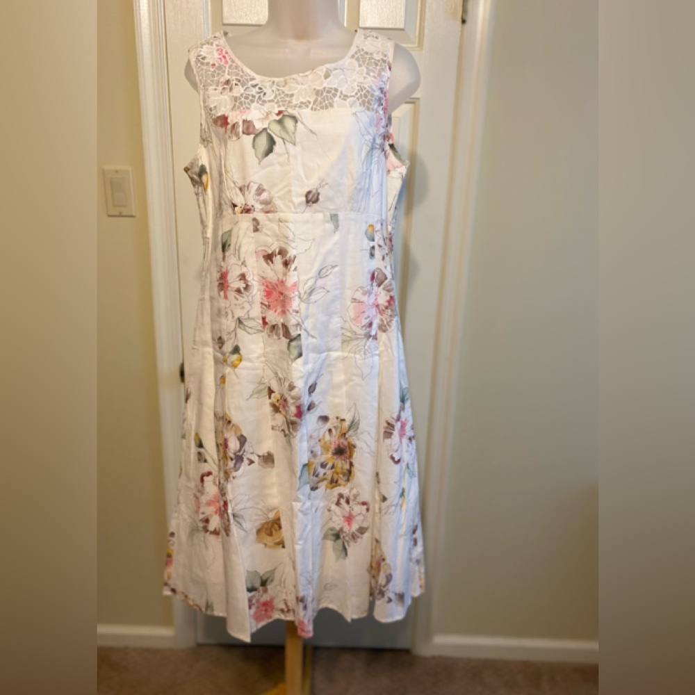 TSD Two Star Dog - Cream color floral pattern midi dress & embroidery decor, S